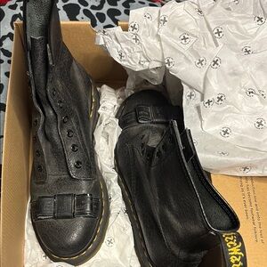 Crackle black leather boots